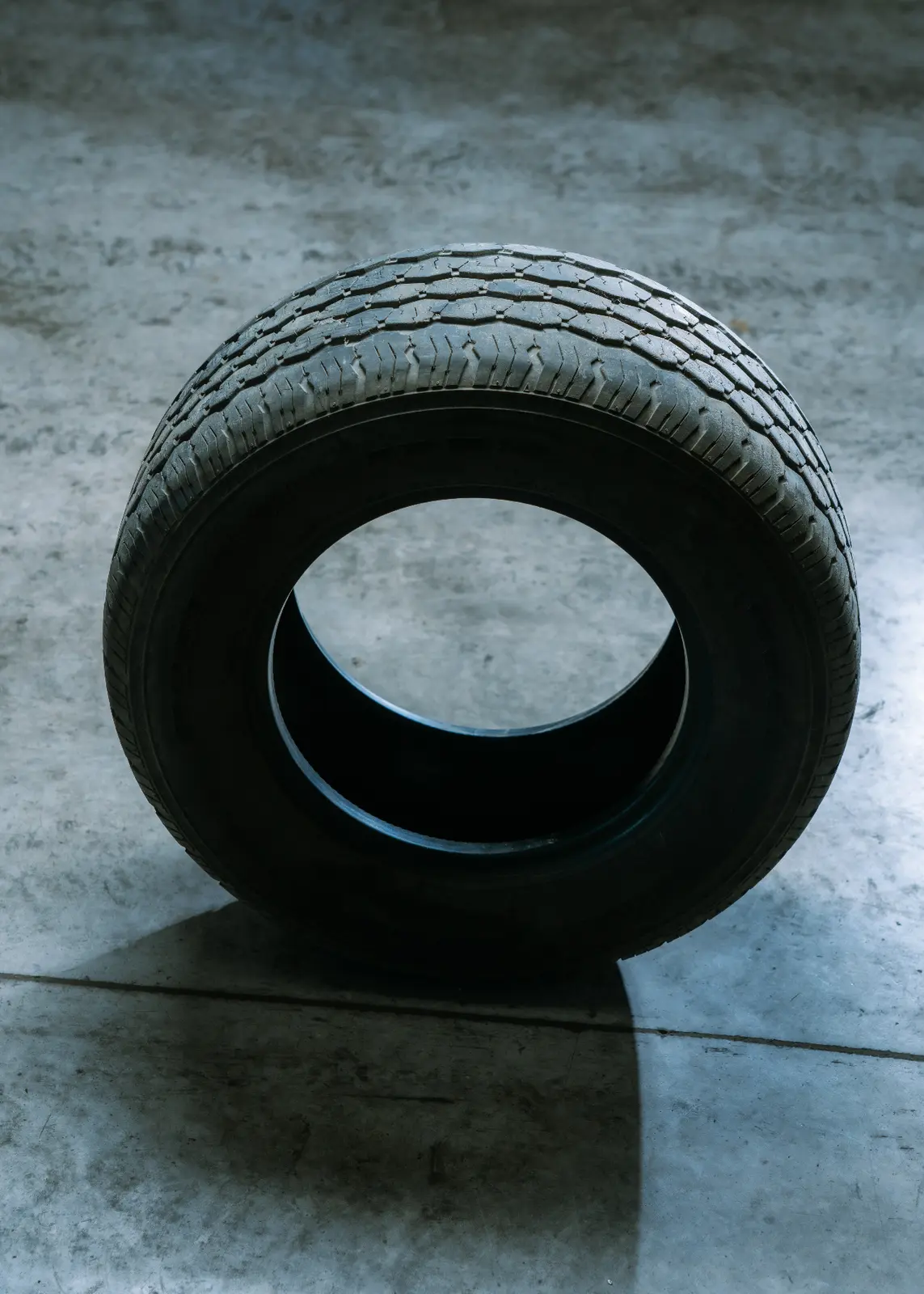 Vehicle tire used as a visual cue for axle classification